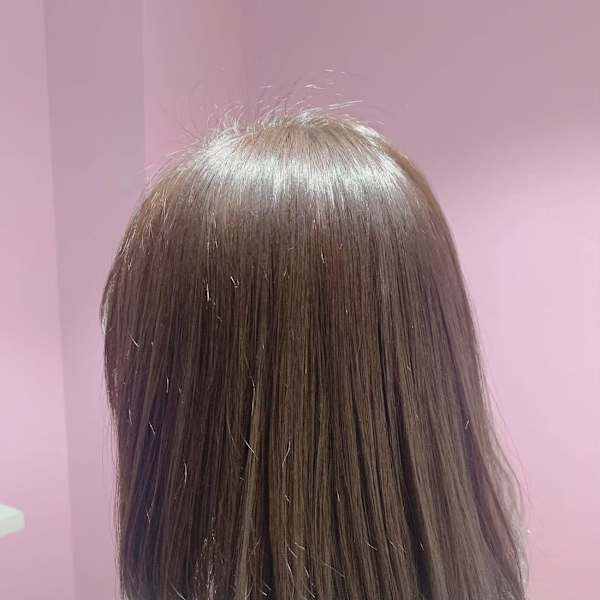 セミロングのストレートスタイル