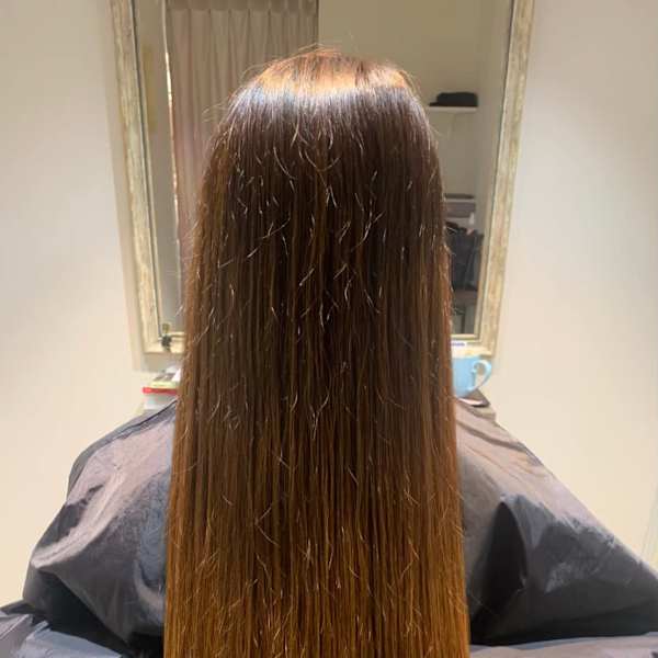 セミロングのストレートスタイル