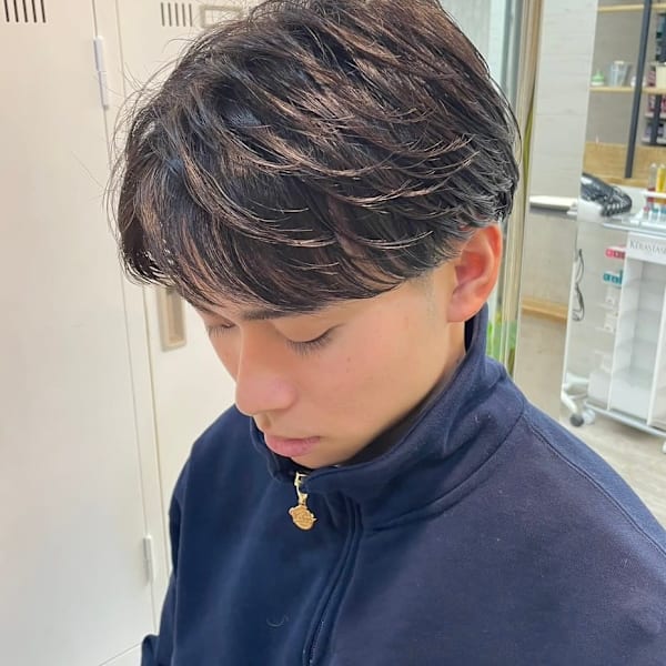 メンズカットハイライトマッシュナチュラルパーマブラック|newi 広島