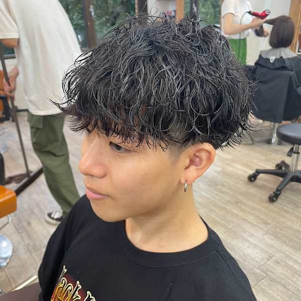 メンズカット爽やか刈り上げマッシュ波巻きパーマ|newi 広島