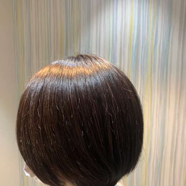 前髪なしのレイヤーボブスタイルで大人の色気