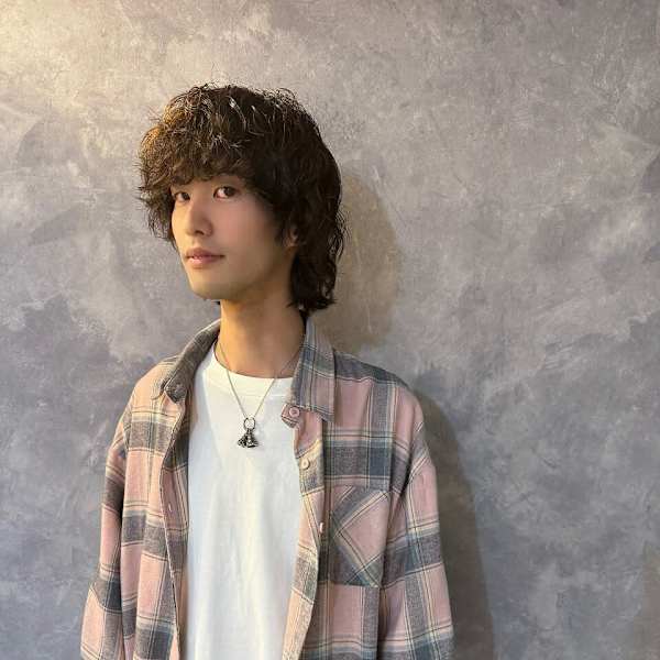 BLUE&Co. 八尾美容室/ブリーチ/カラー/ハイトーン【ブルー】【ブルーアンドカンパニー】のスタッフ紹介。嘉名 真樹