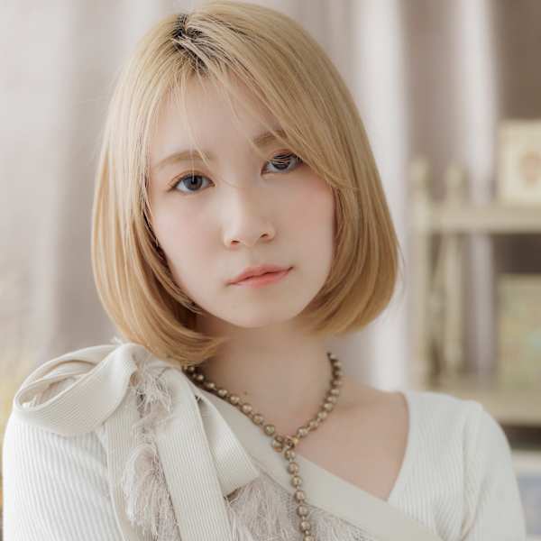 垢抜けハイトーンカラーミディアムレイヤー　ホワイトブロンド|COVER HAIR bliss【カバーヘア ブリス】北浦和/北浦和西口店