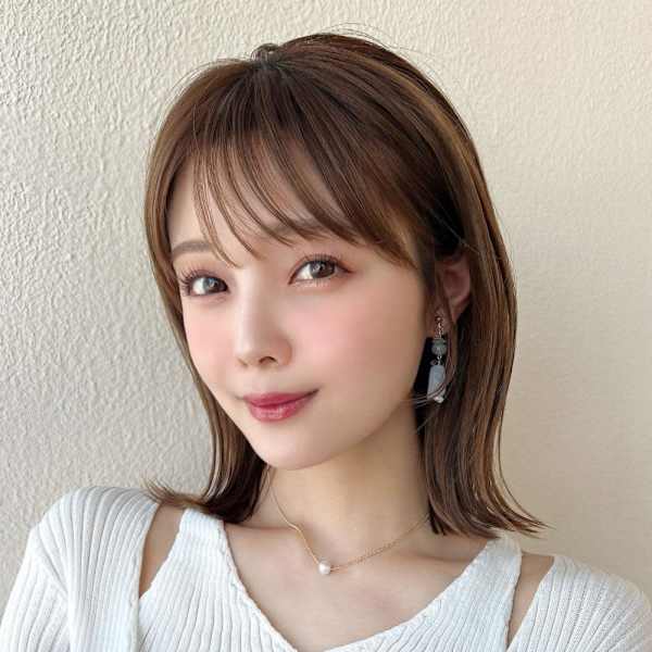 2wayバングでイメチェン顔まわりレイヤーのくびれヘアが人気