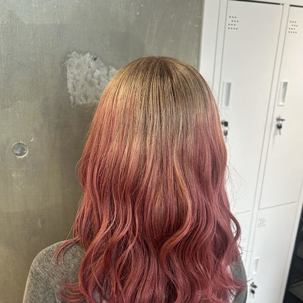 ベージュ×柔らかレッドのルーツカラー