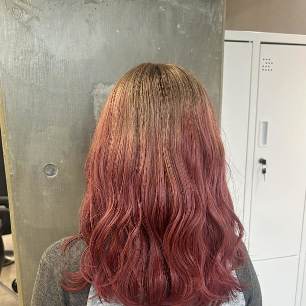 ベージュ×柔らかレッドのルーツカラー