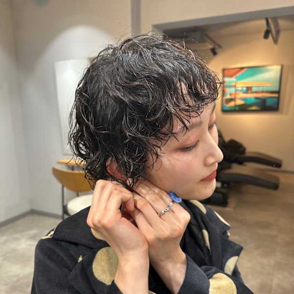 個性を生かしたオン眉ショートパーマ