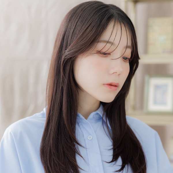 顔回りレイヤーカット小顔ストレートロング チャコールグレー