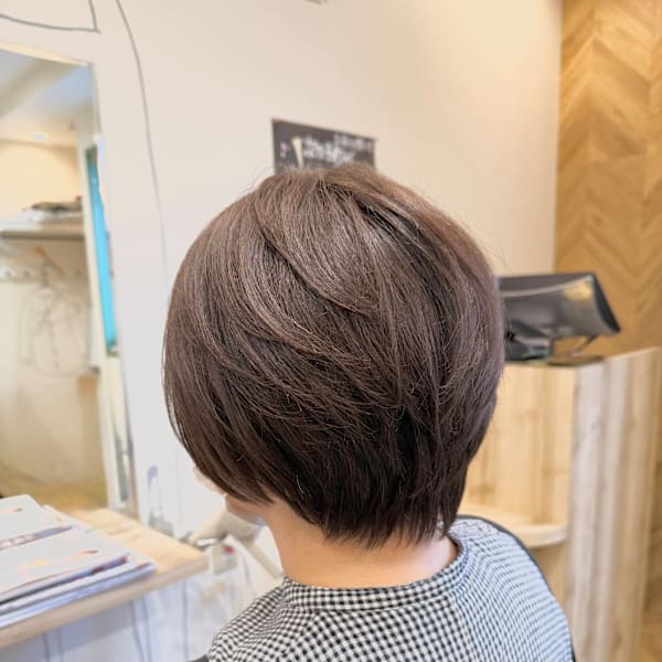 上品な艶と軽やかさ、大人女性のショートレイヤー