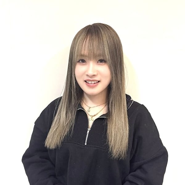 AULA 砺波店【アウラ トナミテン】のスタッフ紹介。山田 安里