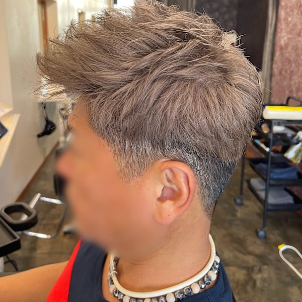 【渋くキマる、大人の魅力を引き出す】スモーキーグレージュ