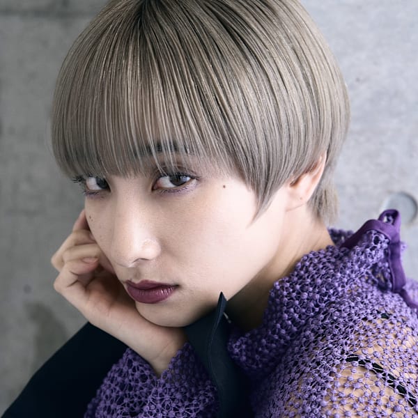 ハイトーンホワイトブロンドのモードコンパクトマッシュショート