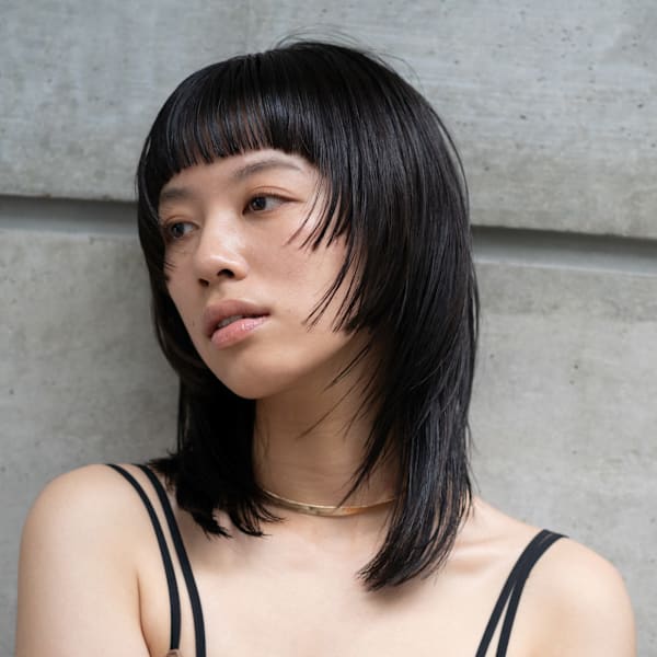 ステップカットとハイレイヤーでおしゃれモードな黒髪ミディアム