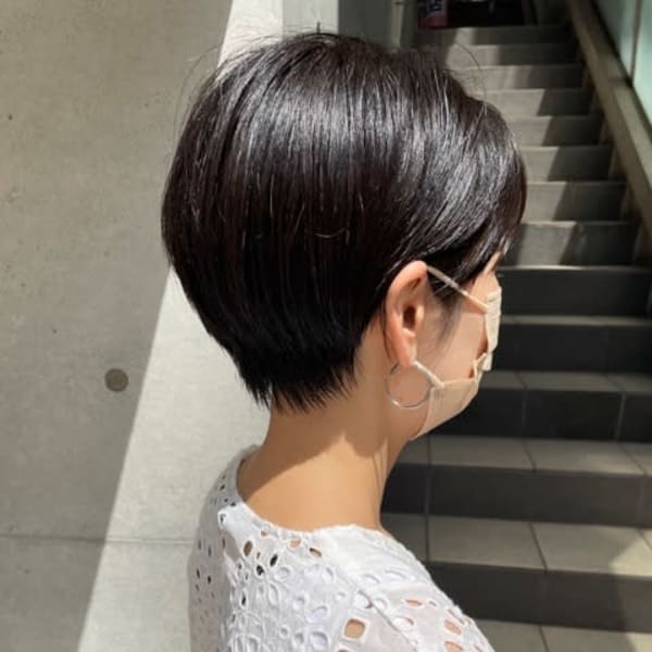 ショートなのに、どこか女性らしい。黒髪が引き立てるバランス。