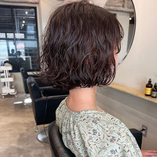 ただのボブじゃ物足りない。パーマで動きと遊び心をプラスして。