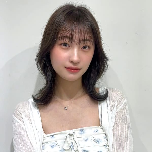 くびれミディアム レイヤー グレージュカラー 韓国風 20代|Ai WilL