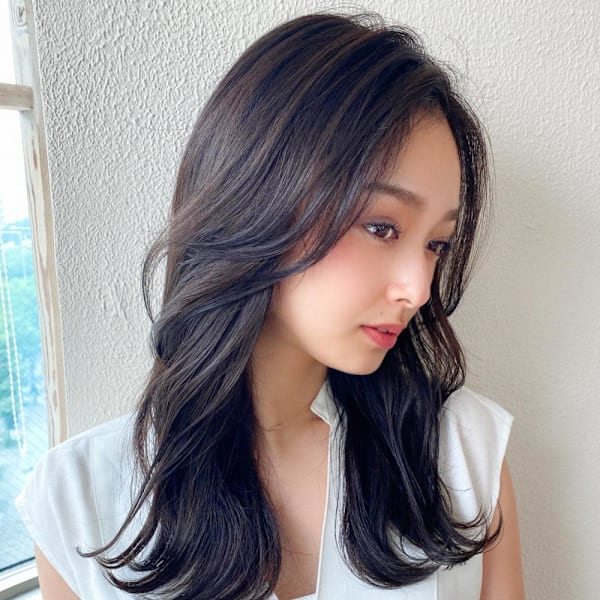 30代小顔に見えるくびれヘアレイヤー × オリーブグレージュ