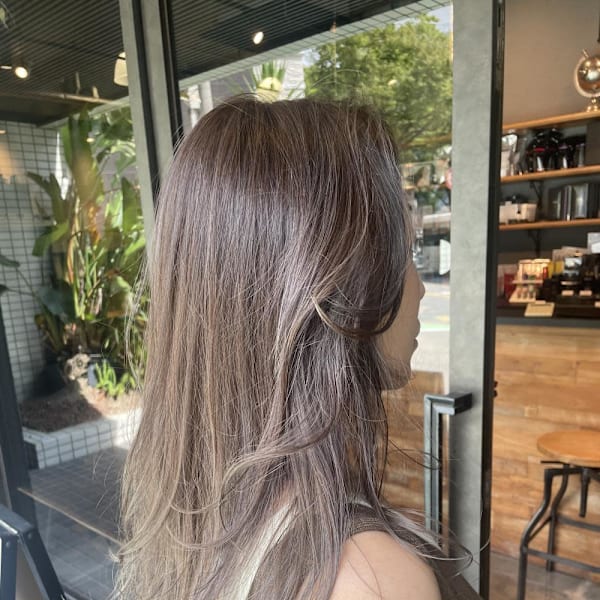 たっぷりレイヤーのグレージュヘア☆