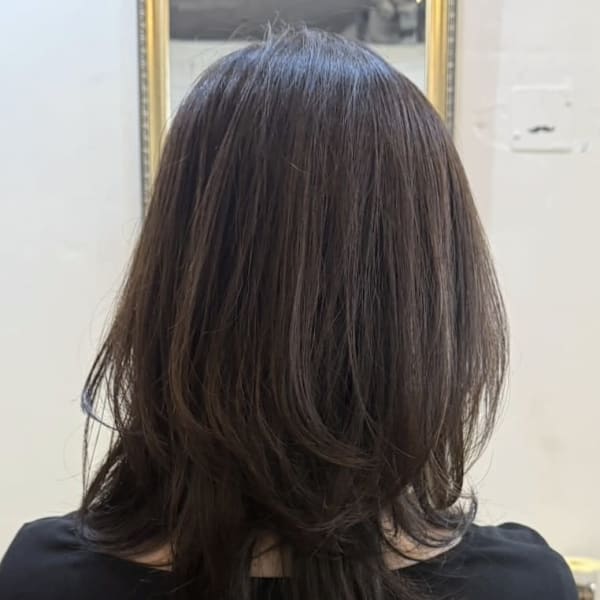 チャコールブラウン レイヤーカット 無造作 ミディアム|atelier mim