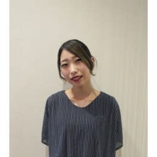 HAIR & MAKE EARTH 花巻店【ヘアメイクアース ハナマキテン】のスタッフ紹介。鈴木 悠加