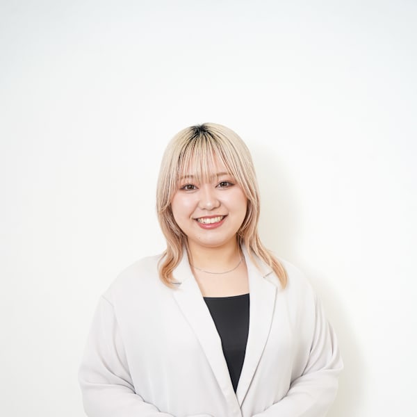eclat hair’s BEAU group【エクラ ヘアーズ ボウ グループ】のスタッフ紹介。藤野 凪沙