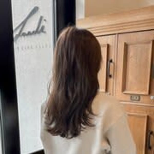 くすみベージュ×ウェーブロング(白髪染め可)|Laedi