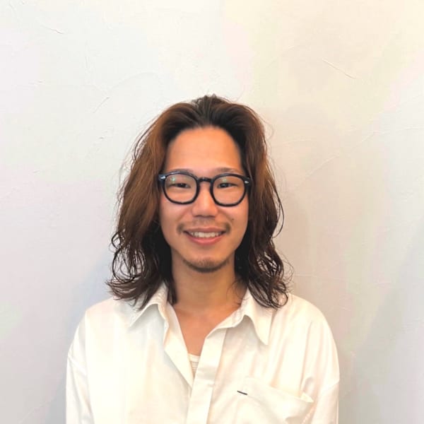 Apiuz Hair 梅田【アピューズ ヘアー ウメダ】のスタッフ紹介。高田 友也
