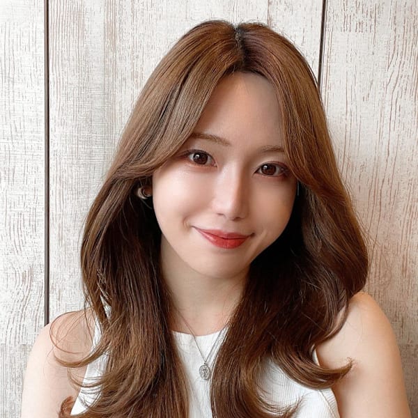 暗髪でも出せるこなれ感フェイスレイヤー×ナチュラルセミロング