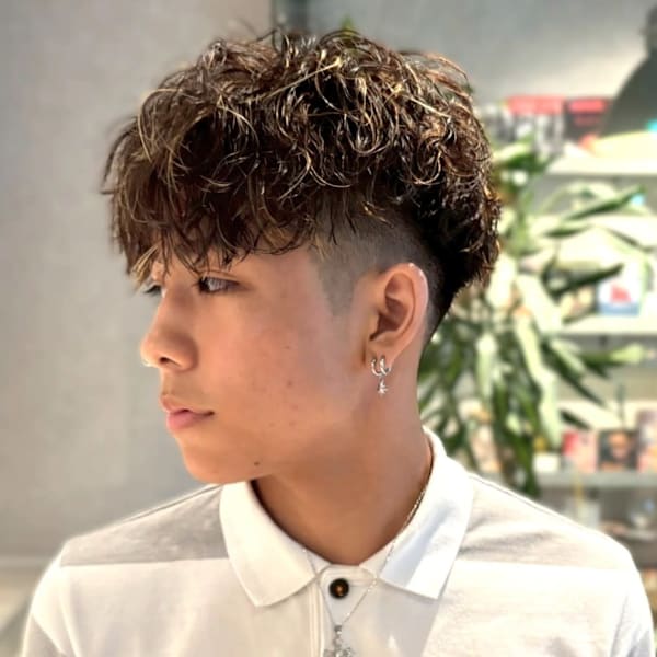 ツイストスパイラルパーマ ブラウン ツーブロック 刈り上げ|Men's Salon bloc