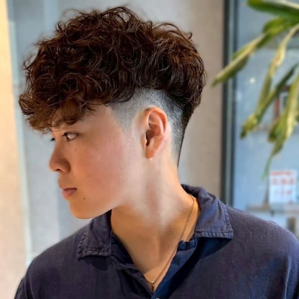 スペインカール 刈り上げ 強めパーマ 20代 ツーブロック|Men's Salon bloc