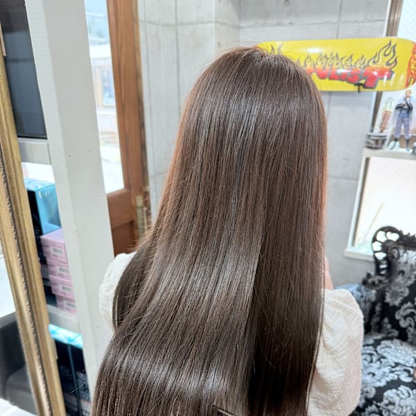 ナチュラルグレージュストレート【透明感ツヤ髪】|LAGUZ 茅ヶ崎 髪質改善 ヘアアレンジ
