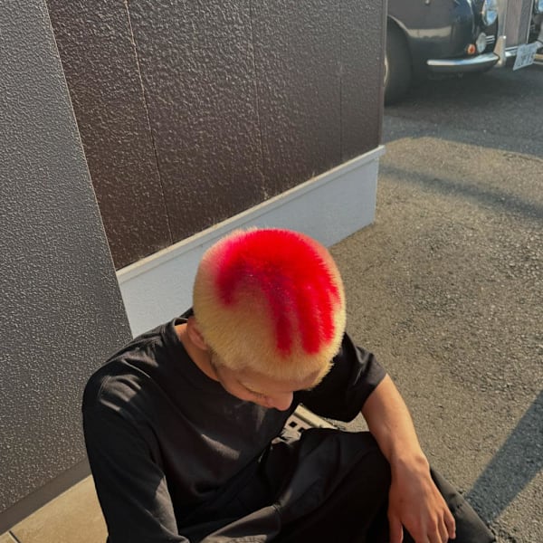 トレンドスタイル　金髪坊主