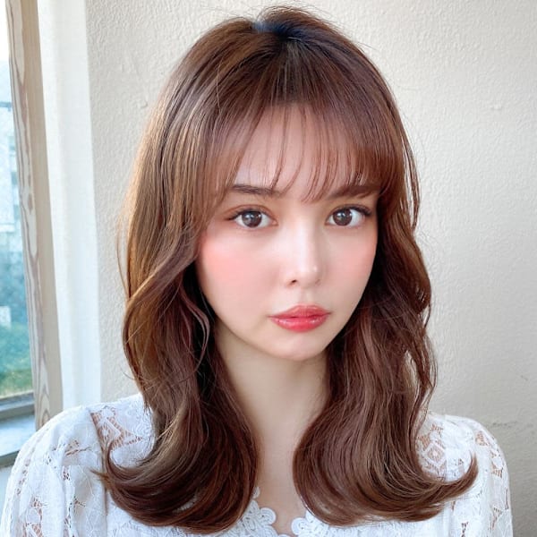 2wayバングでイメチェン顔まわりレイヤーのくびれヘアが人気