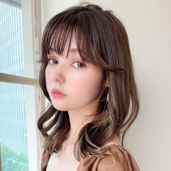2wayバングでイメチェン顔まわりレイヤーのくびれヘアが人気