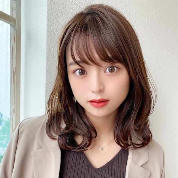 2wayバングでイメチェン顔まわりレイヤーのくびれヘアが人気