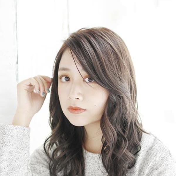 長めバングのカジュアルカールスタイル|hair make nalu 荻窪西口 白山神社参道通り店