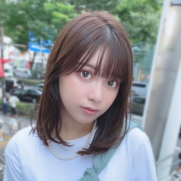 内巻きスタイルがかわいいロブ