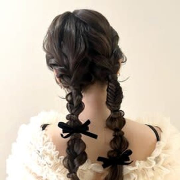 両サイドから編みおろして大人っぽ可愛く