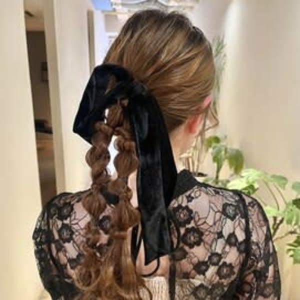 可愛らしいツインポニー編みおろしにベロアで大人っぽく