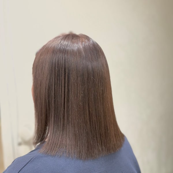 やわらかく自然にまとまる、ダメージレスな艶ストレート