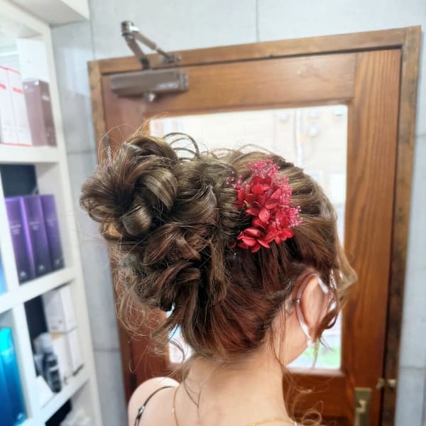 ［ヘアセット］ 華やかルーズアップアレンジ フラワーアクセ付|LAGUZ 茅ヶ崎 髪質改善 ヘアアレンジ