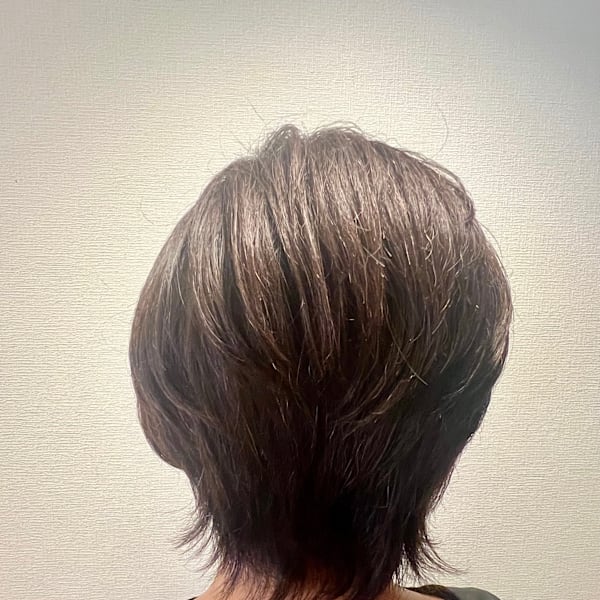 ショートボブ、白髪を活かす明るめカラー