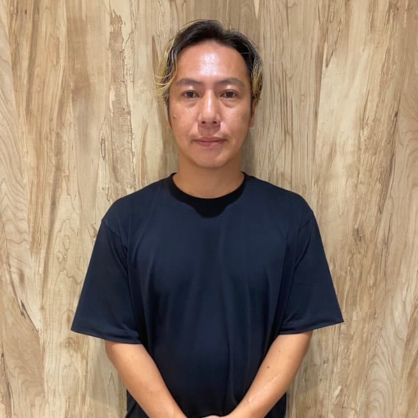 【全席半個室サロン】Natural 沖縄店【ゼンセキハンコシツサロン ナチュラルオキナワテン】のスタッフ紹介。高橋 直矢