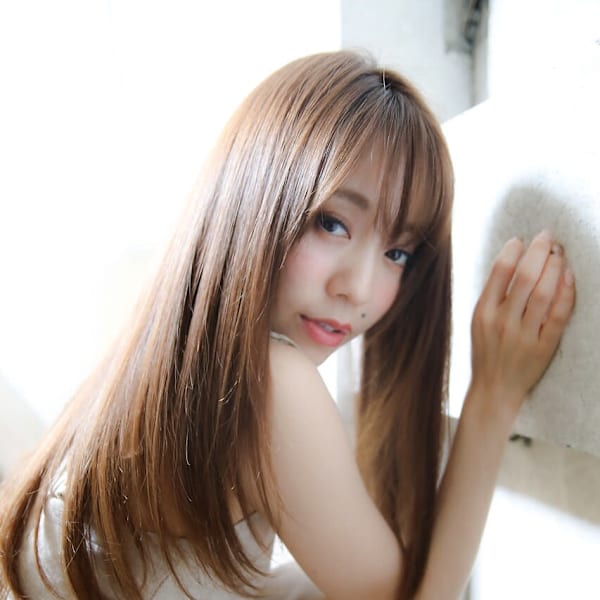 アッシュベージュ×前上がりロングストレート♪