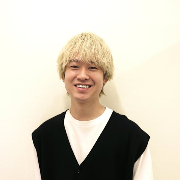 Eleanor spa & treatment 梅田 大阪駅前第4ビル店【エレノアスパアンドトリートメント ウメダ オオサカエキマエダイヨンビルテン】のスタッフ紹介。カミヒガシ　ヒカル