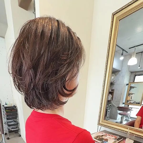 髪を縛られるくらいのボブヘア。