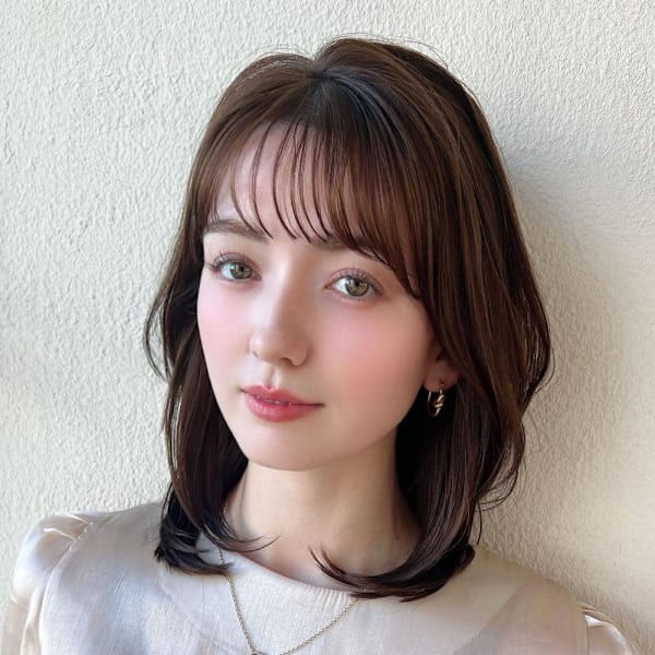 2wayバングでイメチェン顔まわりレイヤーのくびれヘアが人気