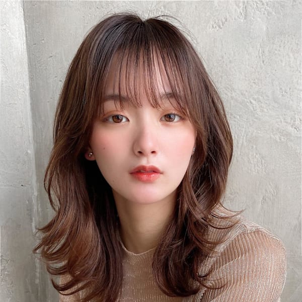2wayバングでイメチェン顔まわりレイヤーのくびれヘアが人気