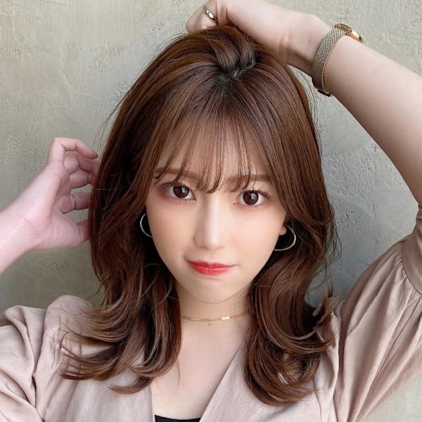 2wayバングでイメチェン顔まわりレイヤーのくびれヘアが人気