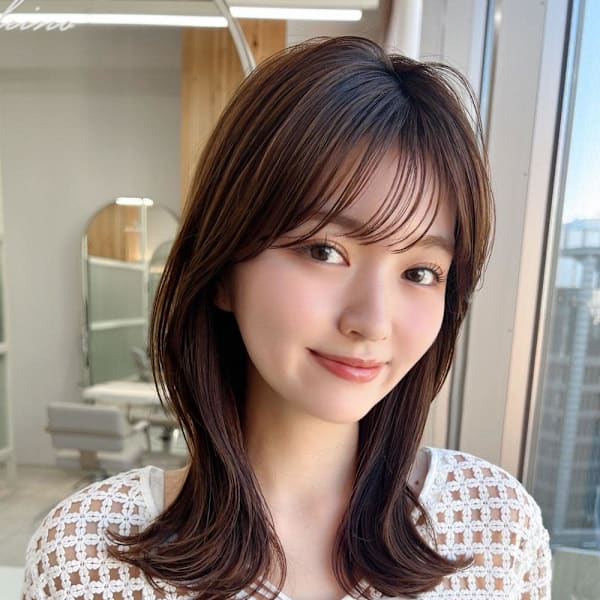 2wayバングでイメチェン顔まわりレイヤーのくびれヘアが人気